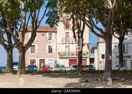 Stadt Platz mit Bäumen in der Altstadt von Beziers, Frankreich. Stockfoto