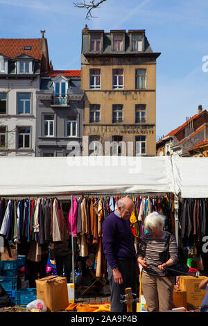 März au Puces - tägliche open air Flohmarkt auf der Place du Jeu de Balles, Brüssel, Belgien. Stockfoto