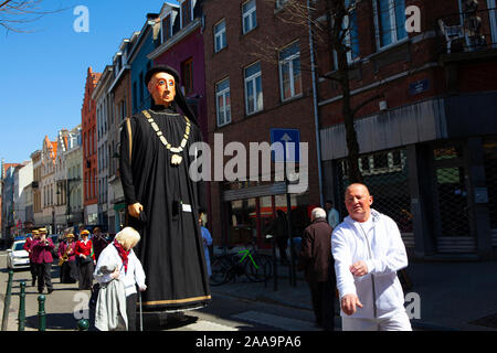 Philipp dem Guten - Philippe Le Bon. Geants du Quartier Bruegel, Brüssel. Parade der Riesen in der Rue Haute, Brüssel Stockfoto