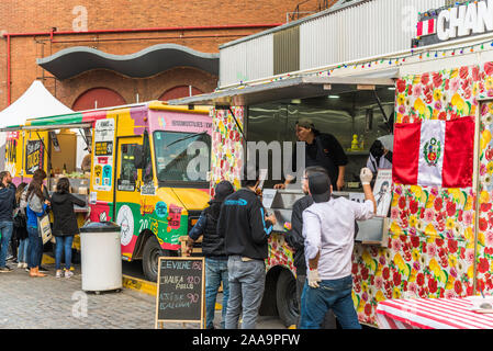 Buenos Aires, Argentinien - 8. September 2018: Menschen bei Masticar Lebensmittelmarkt Stockfoto