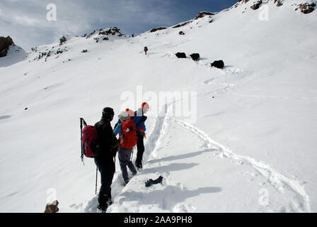 Trekker auf der Buchha La Pass in den Bergen des westlichen Daxueshan Sichuan in China. Stockfoto