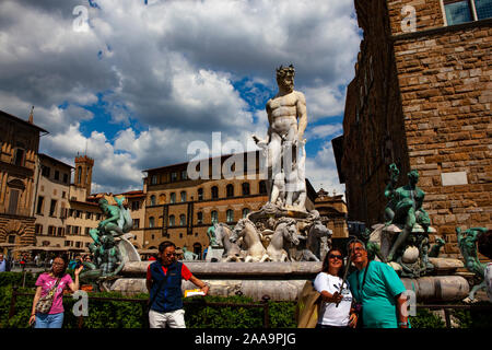 Touristen nehmen eine selfie an der Fontana del Nettuna, Neptunbrunnen, Piazza della Signoria, Florenz, Italien Stockfoto