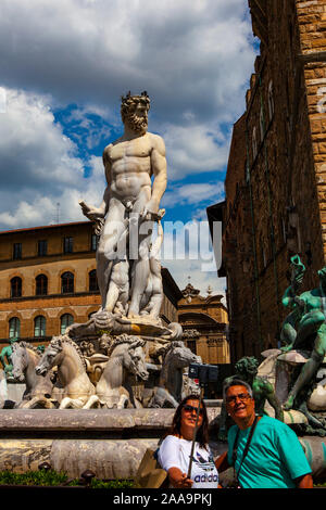 Touristen nehmen eine selfie an der Fontana del Nettuna, Neptunbrunnen, Piazza della Signoria, Florenz, Italien Stockfoto