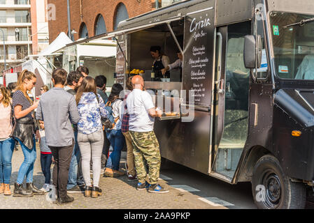 Buenos Aires, Argentinien - 8. September 2018: Menschen bei Masticar Lebensmittelmarkt Stockfoto
