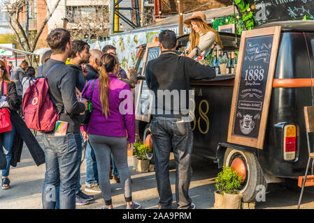 Buenos Aires, Argentinien - 8. September 2018: Menschen bei Masticar Lebensmittelmarkt Stockfoto