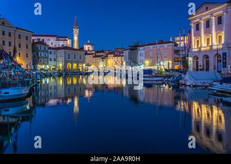 Ein Blick auf den Hafen in der mittelalterlichen Stadt Piran, Slowenien, Europa. Stockfoto