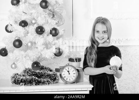 Kind Mädchen Weihnachtsbaum Warten 24.00 Uhr. Kindheit glück Konzept. Kind feiern Weihnachten zu Hause. Lieblings Tag des Jahres. Weihnachtsfeier. Unglaublich über Weihnachten aufgeregt. Stockfoto