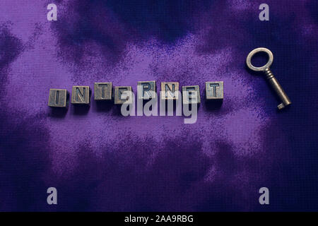 Internet Wortlaut mit Metall und Metall key als Business Konzept Stockfoto