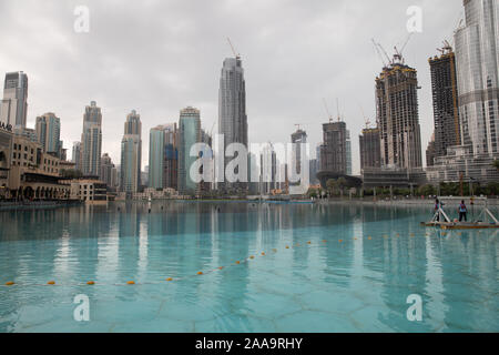 Grauer Himmel über die Skyline, die Dubai Mall Brunnen Stockfoto