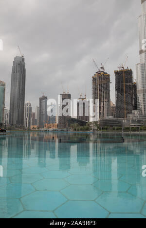 Grauer Himmel über die Skyline, die Dubai Mall Brunnen Stockfoto