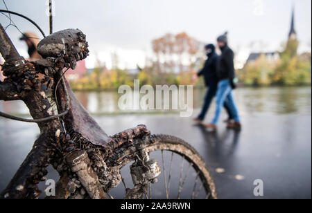 19 November 2019, Hessen, Frankfurt/Main: Ein völlig verrosteten Fahrrad, die aus dem Main geborgen wurde steht am Ufer des Flusses. Foto: Andreas Arnold/dpa Stockfoto