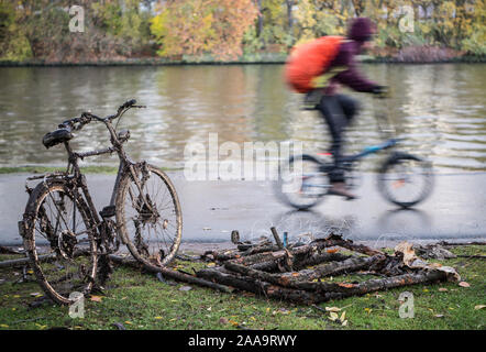 19 November 2019, Hessen, Frankfurt/Main: Ein völlig verrosteten Fahrrad, die aus dem Main geborgen wurde steht am Ufer des Flusses. Foto: Andreas Arnold/dpa Stockfoto