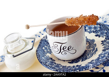 Deutsch: Kaffee und Sahne mit Süßigkeiten Stockfoto