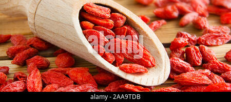 Getrocknete Goji Beeren und Löffel aus Holz Stockfoto