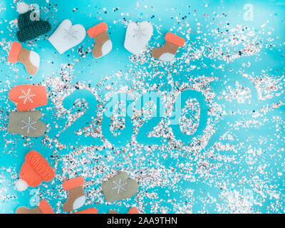Bunte Glitzernde hologramm glitter Konfetti, Spielzeug, Hüte, Handschuhe, Stiefel. Weihnachtsferien abstrakt blau hintergrund Stockfoto