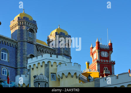 Palácio da Pena, im 19. Jahrhundert auf den Hügeln über Sintra gebaut, mitten im UNESCO Weltkulturerbe. Sintra, Portugal Stockfoto