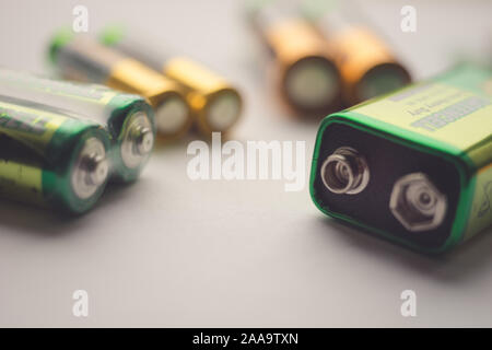 Verschiedene Arten von Batterien, die auf dem Tisch. Stockfoto