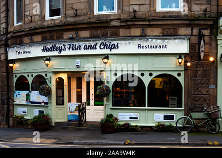 Hadley's Fisch und Chips Restaurant und Take Away Bridge Street Whitby England 2019 Stockfoto