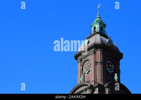 Die Fassade eines Uhrturm in Göteborg, Schweden, gegen einen klaren blauen Himmel während der Sommerzeit. Stockfoto