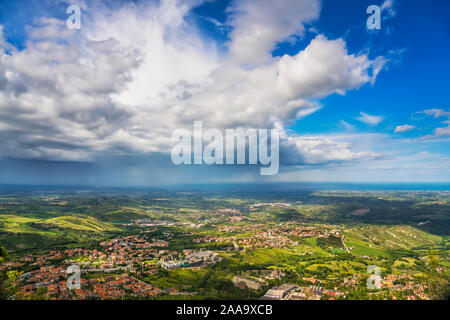 Panorama der Romagna Küste oder Riviera Romagnola aus San Marino bei einem Gewitter. Italien berühmten Strand der Adria. Italien. Stockfoto