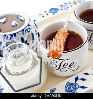 Deutsch: Kaffee und Sahne mit Süßigkeiten Stockfoto