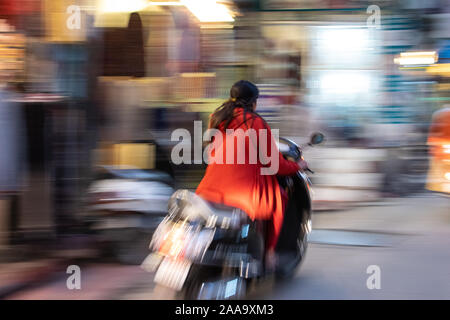 Viele Motorräder und Menschen in den engen Gassen der Altstadt. Stockfoto