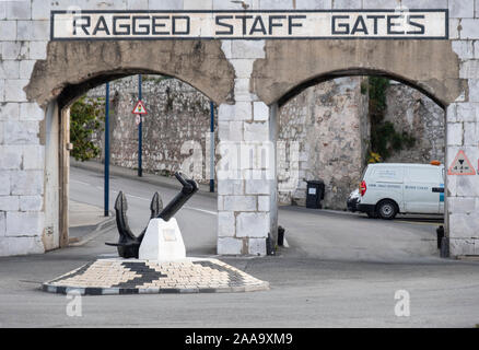 Zerrissene Stabstore in den Stadtmauern von Gibraltar. Stockfoto