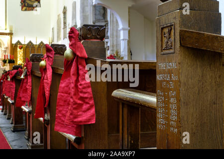 Die Schnitzerei am Ende einer Pew am Heck, die die Postings des Royal Norfolk Regiment in Der King's Chapel, Main Street, Gibraltar darstellt. Stockfoto