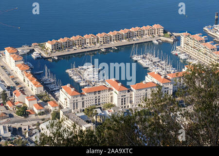 The Queensway Quay Marina and Apartments, Gibraltar, ein Luftbild vom Felsen Stockfoto