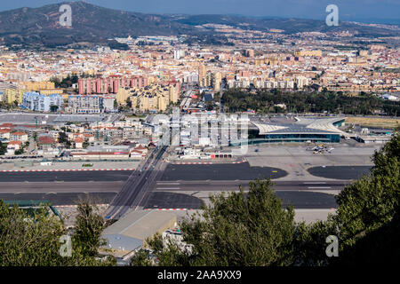 Die Winston Churchill Avenue überquert die Landebahn des Flughafens von Gibraltar und blickt auf die Grenze über die Straße bei der Grenzkontrolle nach Spanien/La Linea. Stockfoto