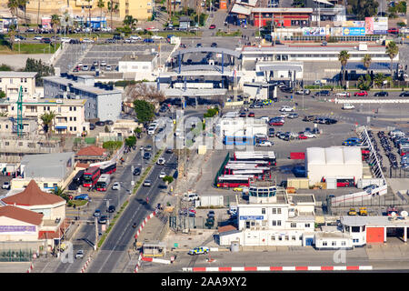 Die Winston Churchill Avenue überquert die Landebahn des Flughafens von Gibraltar und blickt auf die Grenze über die Straße bei der Grenzkontrolle nach Spanien/La Linea. Stockfoto
