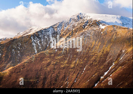 Winter Lake District Berglandschaft Skalen fiel die schneebedeckten Gipfel des Blencathra/Saddleback eine der Lakeland Fells in Cumbria Stockfoto