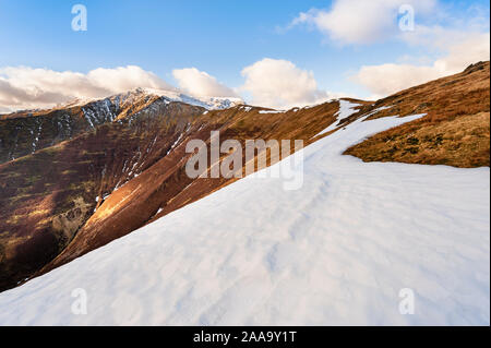 Winter Lake District Berglandschaft Skalen fiel die schneebedeckten Gipfel des Blencathra/Saddleback eine der Lakeland Fells in Cumbria Stockfoto