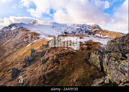 Winter Lake District Berglandschaft Skalen fiel die schneebedeckten Gipfel des Blencathra/Saddleback eine der Lakeland Fells in Cumbria Stockfoto