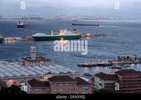 Anvil Point, ein Fracht-Roo-Schiff unter britischer Flagge für das britische Verteidigungsministerium in Gibraltar mit Marinehandel im Vordergrund. Stockfoto