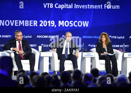 Moskau, Russland. Nov, 2019 20. Der russische Präsident Wladimir Putin (C) besucht die "Rußland" Investment Forum in Moskau, Russland, an November 20, 2019. Der russische Präsident Wladimir Putin sagte am Mittwoch, dass er hofft, mehr Abwicklung von Transaktionen zwischen Russland und China in ihre nationalen Währungen zu sehen. Credit: Evgeny Sinitsyn/Xinhua/Alamy leben Nachrichten Stockfoto