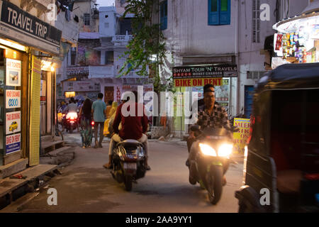 Viele Motorräder und Menschen in den engen Gassen der Altstadt. Stockfoto