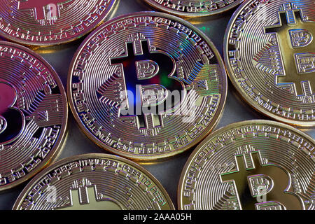 Muster der goldenen Bitcoin crypto Währung blockchain Münzen mit farbigem Licht. Stockfoto
