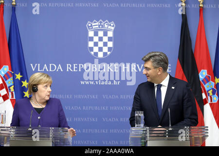 Zagreb, Kroatien. Nov, 2019 20. (Der kroatische Premierminister Andrej Plenkovic (R) und die deutsche Bundeskanzlerin Angela Merkel eine gemeinsame Pressekonferenz in Zagreb, Kroatien, an November 20, 2019. Die deutsche Bundeskanzlerin Angela Merkel, die auf dem Kongress der Europäischen Volkspartei (EVP), die hier am Mittwoch war, sagte, dass sie auf die Erhaltung der Schengen-raum begangen wurde. (Patrik Macek/Pixsell über Xinhua) Quelle: Xinhua/Alamy leben Nachrichten Stockfoto