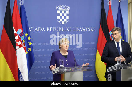 Zagreb, Kroatien. Nov, 2019 20. (Der kroatische Premierminister Andrej Plenkovic (R) und die deutsche Bundeskanzlerin Angela Merkel eine gemeinsame Pressekonferenz in Zagreb, Kroatien, an November 20, 2019. Die deutsche Bundeskanzlerin Angela Merkel, die auf dem Kongress der Europäischen Volkspartei (EVP), die hier am Mittwoch war, sagte, dass sie auf die Erhaltung der Schengen-raum begangen wurde. (Patrik Macek/Pixsell über Xinhua) Quelle: Xinhua/Alamy leben Nachrichten Stockfoto