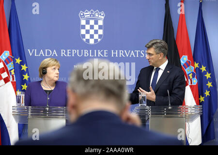 Zagreb, Kroatien. Nov, 2019 20. (Der kroatische Premierminister Andrej Plenkovic (R) und die deutsche Bundeskanzlerin Angela Merkel eine gemeinsame Pressekonferenz in Zagreb, Kroatien, an November 20, 2019. Die deutsche Bundeskanzlerin Angela Merkel, die auf dem Kongress der Europäischen Volkspartei (EVP), die hier am Mittwoch war, sagte, dass sie auf die Erhaltung der Schengen-raum begangen wurde. (Patrik Macek/Pixsell über Xinhua) Quelle: Xinhua/Alamy leben Nachrichten Stockfoto