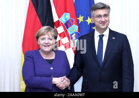 Zagreb, Kroatien. Nov, 2019 20. (Der kroatische Premierminister Andrej Plenkovic (R) trifft sich mit der deutschen Bundeskanzlerin Angela Merkel in Zagreb, Kroatien, an November 20, 2019. Die deutsche Bundeskanzlerin Angela Merkel, die auf dem Kongress der Europäischen Volkspartei (EVP), die hier am Mittwoch war, sagte, dass sie auf die Erhaltung der Schengen-raum begangen wurde. (Patrik Macek/Pixsell über Xinhua) Quelle: Xinhua/Alamy leben Nachrichten Stockfoto