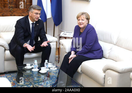 Zagreb, Kroatien. Nov, 2019 20. (Der kroatische Premierminister Andrej Plenkovic (L) trifft sich mit der deutschen Bundeskanzlerin Angela Merkel in Zagreb, Kroatien, an November 20, 2019. Die deutsche Bundeskanzlerin Angela Merkel, die auf dem Kongress der Europäischen Volkspartei (EVP), die hier am Mittwoch war, sagte, dass sie auf die Erhaltung der Schengen-raum begangen wurde. (Patrik Macek/Pixsell über Xinhua) Quelle: Xinhua/Alamy leben Nachrichten Stockfoto