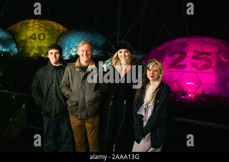 Peter Stewart, Eden Project Director von übertreffen und Entwicklung, Aktivist und Schauspielerin Lily Cole mit Jordanien Endean und Brogan Cawley aus dem Spiel Wechsler Initiative zusehen, wie die biomes sind in riesige beleuchtete Kugeln drehte sich die Nationallotterie???s??? Dank Sie??? Kampagne, die feiert 25 Jahre der Lotterie und der mehr als 40 Milliarden Pfund, die sie für eine gute Sache seit der ersten Ziehung erhoben worden ist. Stockfoto