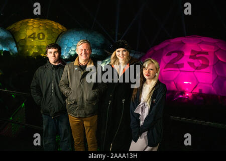 Peter Stewart, Eden Project Director von übertreffen und Entwicklung, Aktivist und Schauspielerin Lily Cole mit Jordanien Endean und Brogan Cawley aus dem Spiel Wechsler Initiative zusehen, wie die biomes sind in riesige beleuchtete Kugeln drehte sich die Nationallotterie???s??? Dank Sie??? Kampagne, die feiert 25 Jahre der Lotterie und der mehr als 40 Milliarden Pfund, die sie für eine gute Sache seit der ersten Ziehung erhoben worden ist. Stockfoto