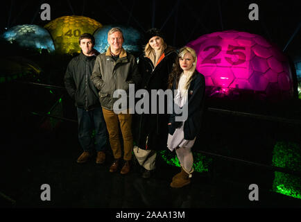 Peter Stewart, Eden Project Director von übertreffen und Entwicklung, Aktivist und Schauspielerin Lily Cole mit Jordanien Endean und Brogan Cawley aus dem Spiel Wechsler Initiative zusehen, wie die biomes sind in riesige beleuchtete Kugeln drehte sich die Nationallotterie???s??? Dank Sie??? Kampagne, die feiert 25 Jahre der Lotterie und der mehr als 40 Milliarden Pfund, die sie für eine gute Sache seit der ersten Ziehung erhoben worden ist. Stockfoto