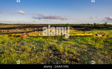 Eine industrielle Bord na Mona Schnitt für den Torfabbau in der Nähe von Birr, County Offaly, Irland mit Maschinen im Vordergrund verwendet bog Stockfoto