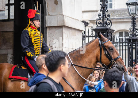 London, UK, Juli, 2019. Ein weibliches Pferd Guard an der Königlichen Houseguards Stockfoto