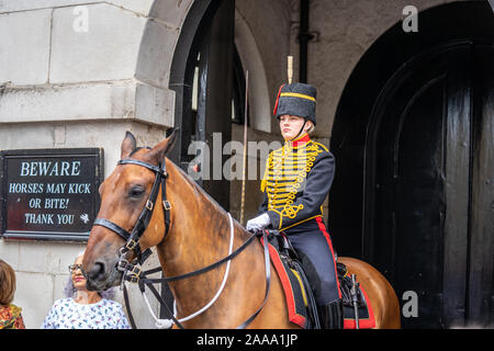 London, UK, Juli, 2019. Ein weibliches Pferd Guard an der Königlichen Houseguards Stockfoto