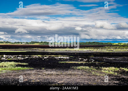 Eine industrielle Bord na Mona Schnitt für den Torfabbau in der Nähe von Birr, County Offaly, Irland verwendet, Moor, mit der Slieve Bloom Mountains im Hintergrund Stockfoto